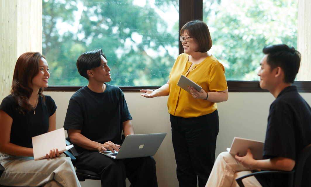 Students speaking with Career Coach