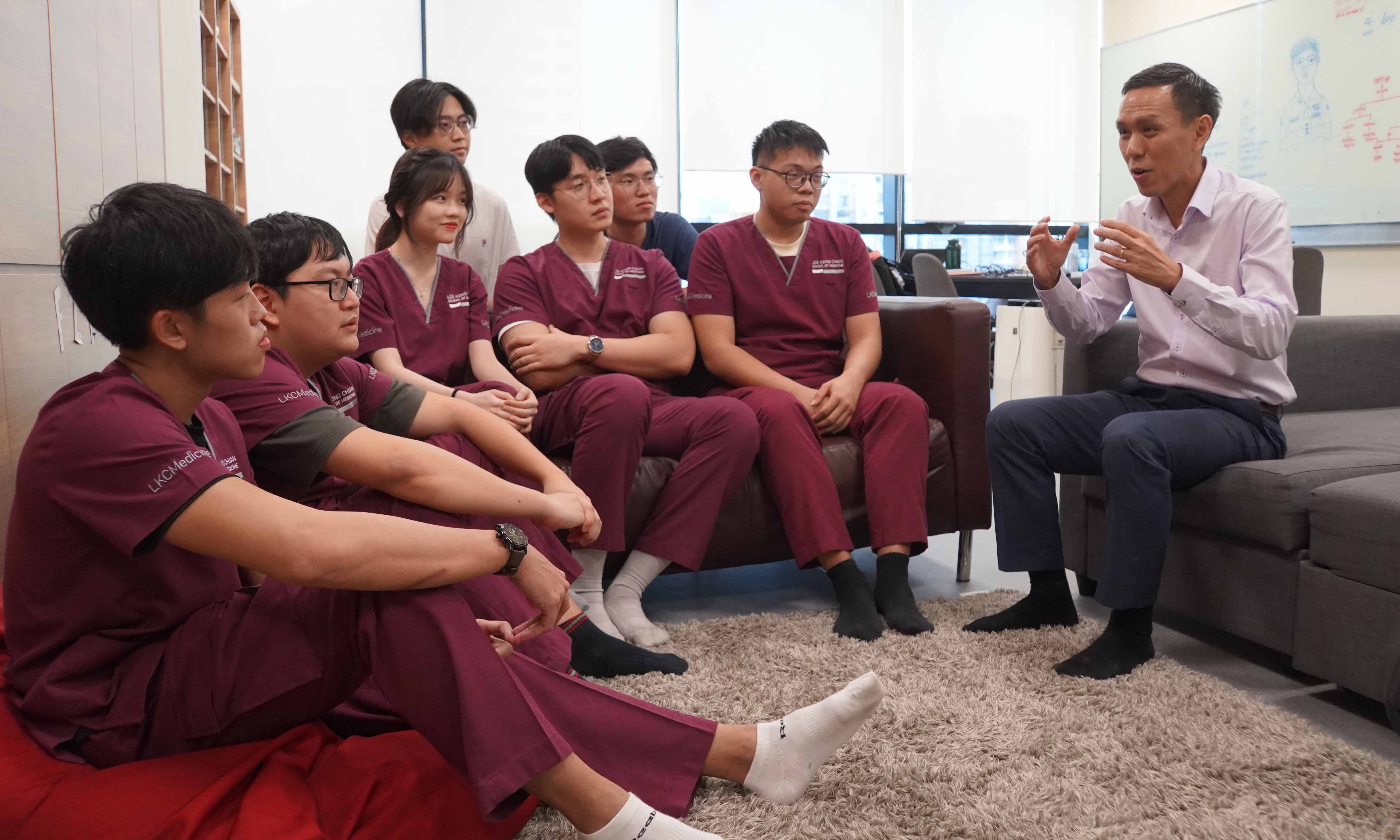 NTU LKCMedicine Assistant Dean of Student Well-being Emmanuel Tan (right) having a discussion with LKCMedicine students.