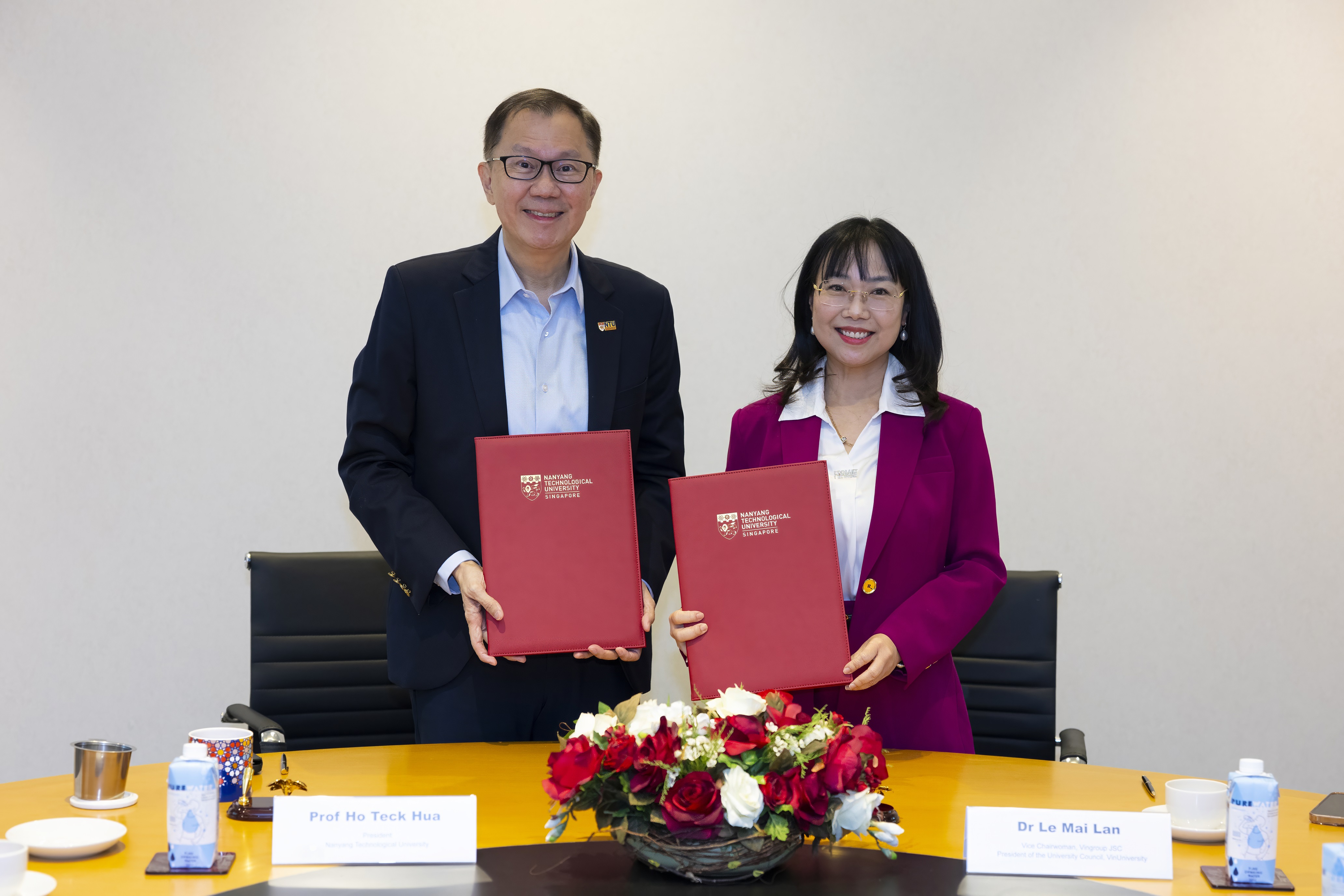 NTU President Professor Ho Teck Hua, and Vice Chairwoman of Vingroup and President of VinUniversity Dr Lê Mai Lan, signed a Memorandum of Understanding at NTU 