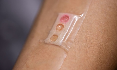 Wearable glucose sensing device