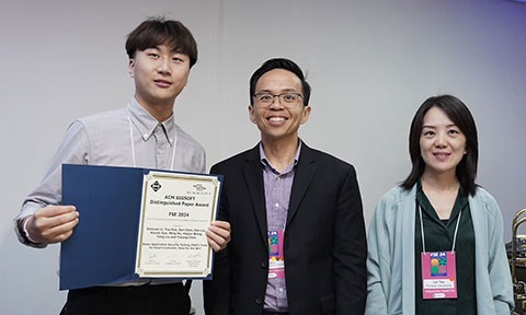 Thumbnail photo of Li Kaixuan (left) received the awarded ACM SIGSOFT Distinguished Paper on behalf of his team at FSE 2024.