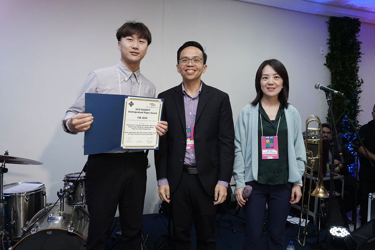 Photo of Li Kaixuan (left) received the awarded ACM SIGSOFT Distinguished Paper on behalf of his team at FSE 2024.