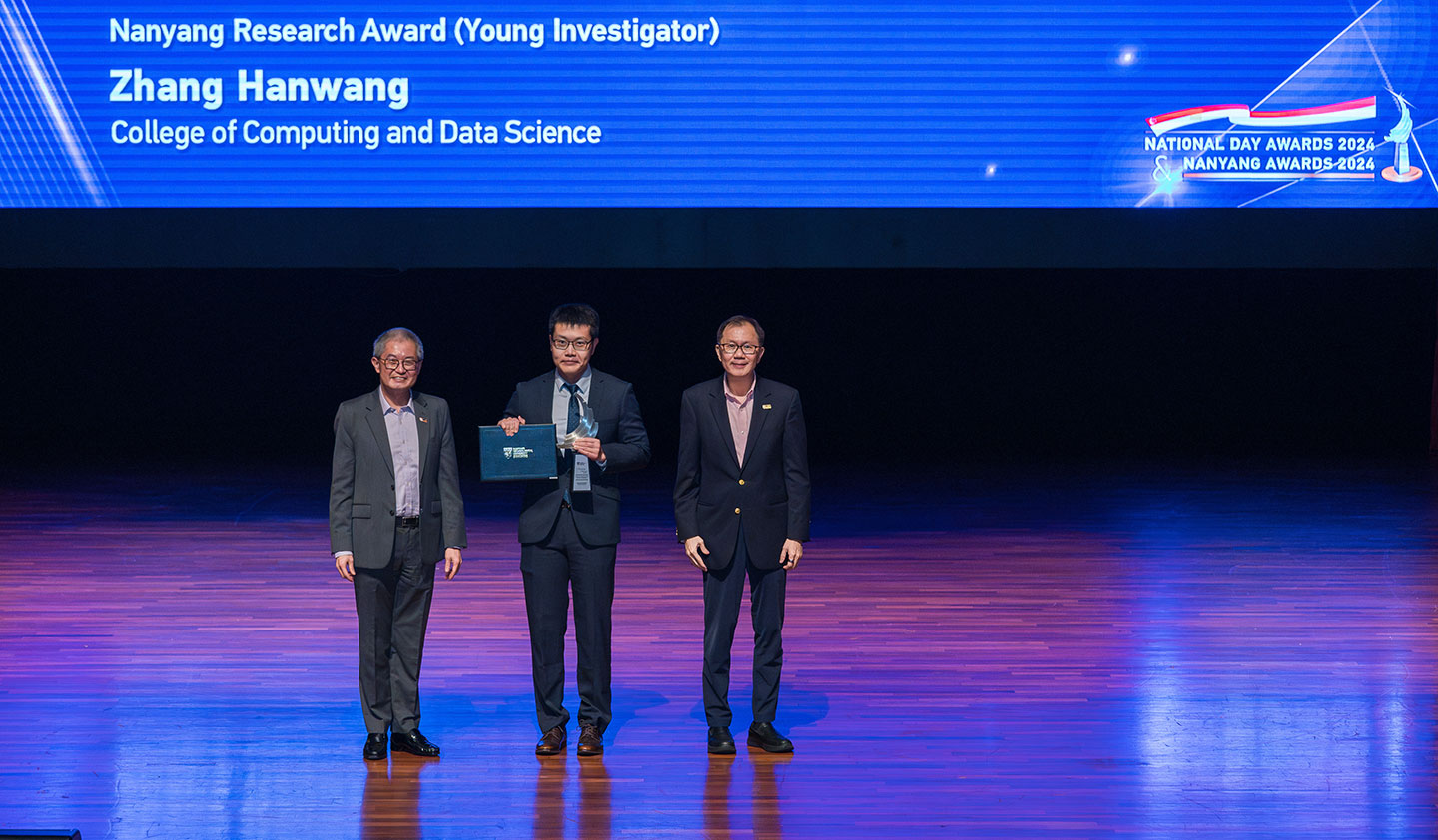 Photo of Prof Zhang Hanwang receiving the Nanyang Research Award  (Young Investigator) on stage.