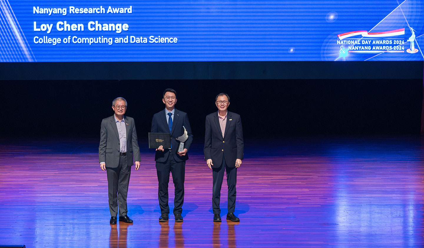 Photo of Prof Loy Chen-Change receiving the Nanyang Research Award on stage.